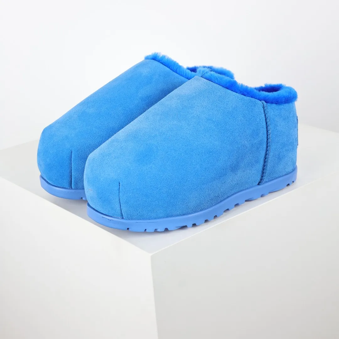 Pick up locally 💰660 Core recommended good price It is a very suitable choice for keeping warm in winter and at home. In the new year, uug has launched a series of styles, which are partial to the preferences of young consumers and have also moved to the forefront of fashion trends. Shoe body material Water-repellent coated suede upper 17mm UGGPURE™ implanted wool insole Lightweight non-slip comfortable rubber outsole With brand LOGO trademark Comes with a full set of packaging Size: 35 36 37 38 39 40